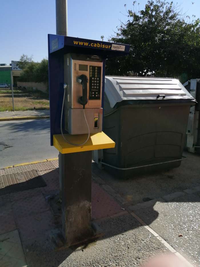 Cabina telefónica y contenedor de desperdicios: una alegoría